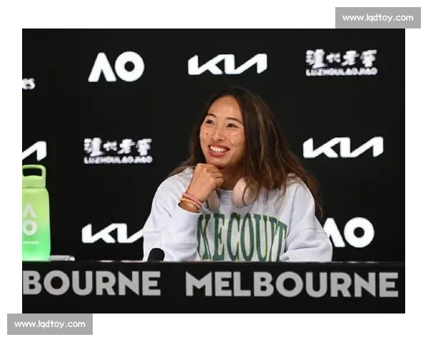 破案了！郑钦文 Labubu 挂饰真相揭晓：主动赠阿卡，反被叮嘱 “别转送”