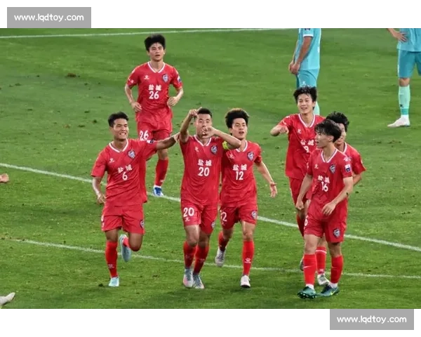 盐城主场 2-0 力克镇江！31833 名球迷见证苏超榜首之争